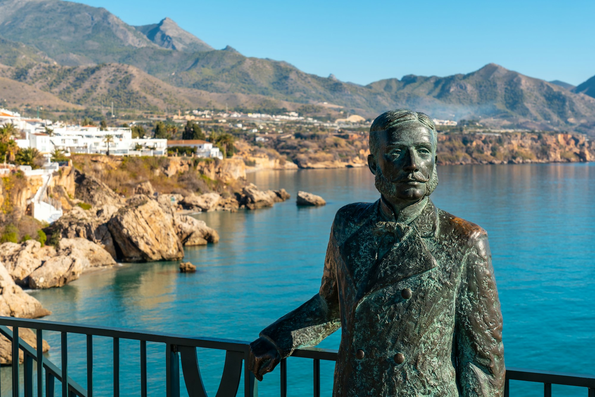 Escultura en el Balcón de Europa y la playa de Calahonda